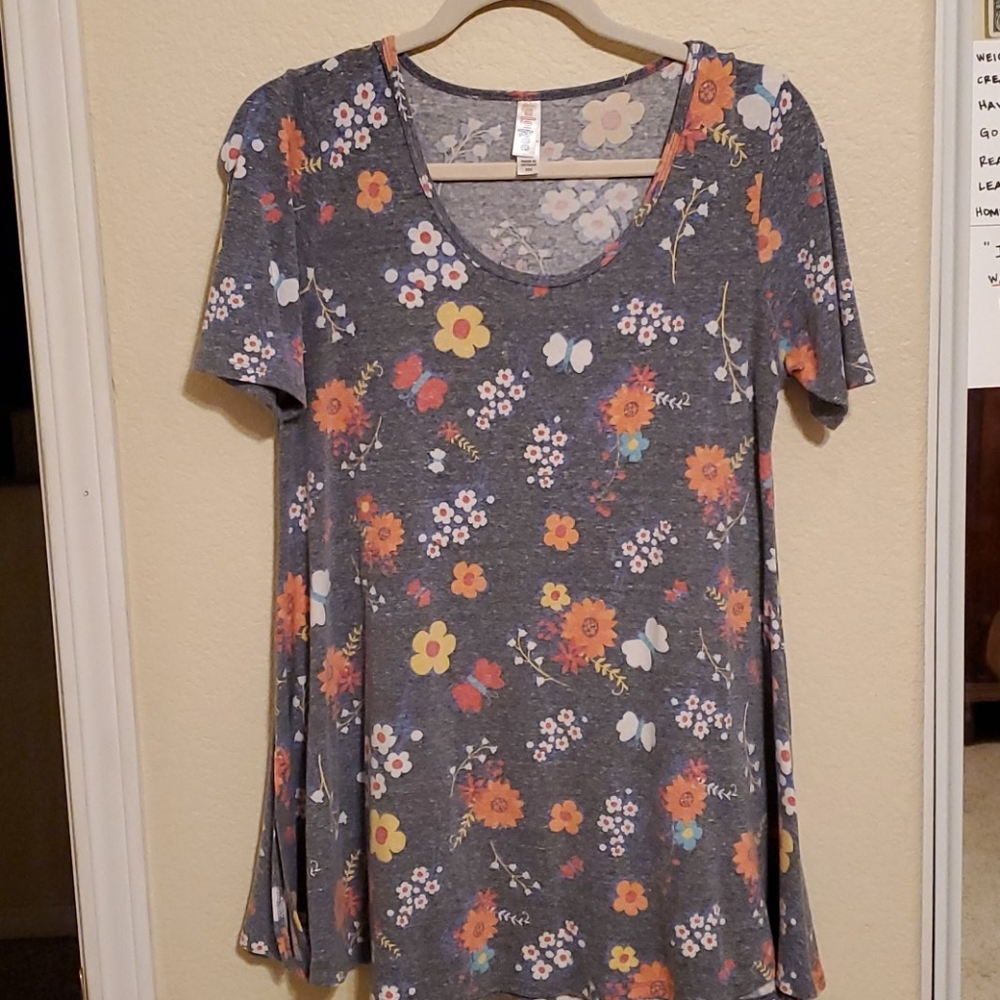 🔥Super cute LuLaRoe Perfect Tee